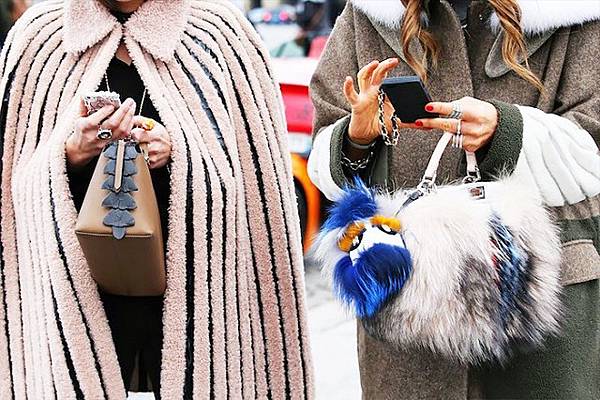 the-best-street-style-accessory-moments-of-2015-1519595.640x0c.jpg