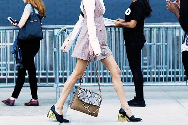 the-best-street-style-accessory-moments-of-2015-1519594.640x0c.jpg