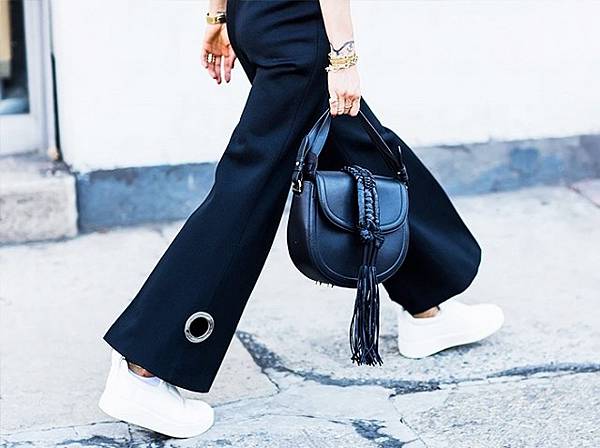 the-best-street-style-accessory-moments-of-2015-1519611.640x0c.jpg