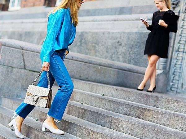 the-best-street-style-accessory-moments-of-2015-1519613.640x0c.jpg