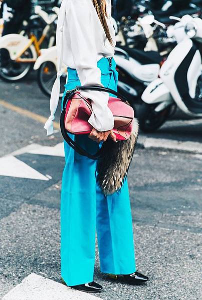 the-best-street-style-accessory-moments-of-2015-1519600.640x0c.jpg