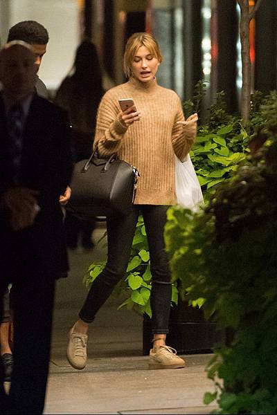 from-gigi-to-kendall-the-sneakers-celebs-loved-in-2015-1525002.640x0c.jpg