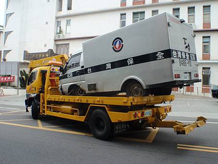 運鈔車轉彎不慎衝落溪床車上兩保全員受擦傷