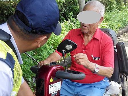 失智老翁騎電動車迷途又拋錨員警協助返家