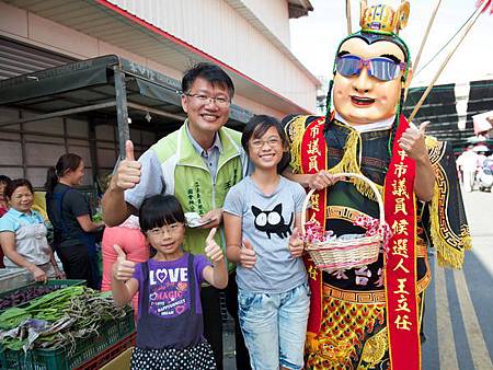 三太子神偶陪同參選人到傳統市場掃街