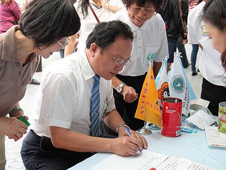 台中火車站良心時代活動旅客熱烈響應連署