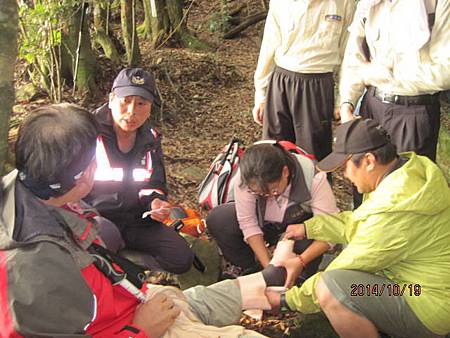 登山客腳骨折員警摸黑10小時安全救出送醫