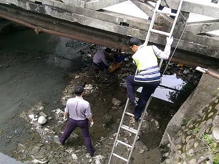 醉男失控跳入橋下警消將他吊掛上岸送醫