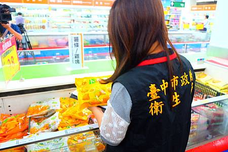 查獲疑涉囤積大量逾期食品原物料