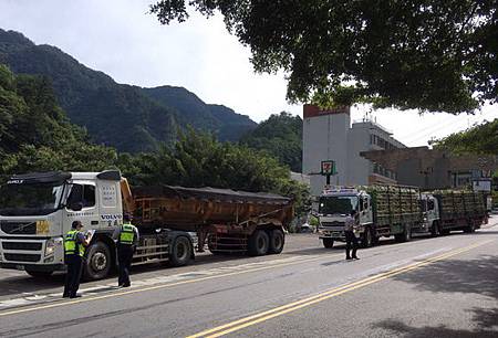 行駛中橫公路需過三關