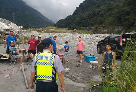 戲水意外頻傳和平警方溪畔宣導