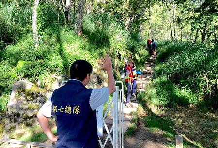 防颱風來襲保警勸導山友快下山