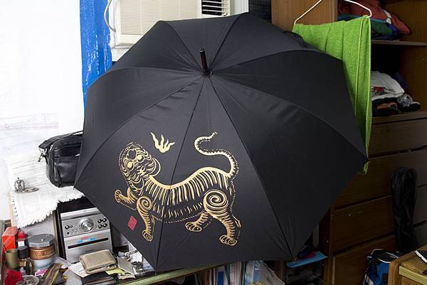 2013.1.26.第一眼看到想說沒有要買這把傘就沒買了,而且不是很便宜,但是最近一直想到它,實在是受不了了今天到台灣歷史博物館把它買了下來