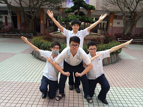 请你看看这一段这样演可不可以……」 右三人os:「我们pose