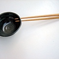 右側邊緣的兩個洞，則是架筷子的地方，我討厭筷子總是躺在桌上油油的，用筷架又囉哩囉唆容易移動~