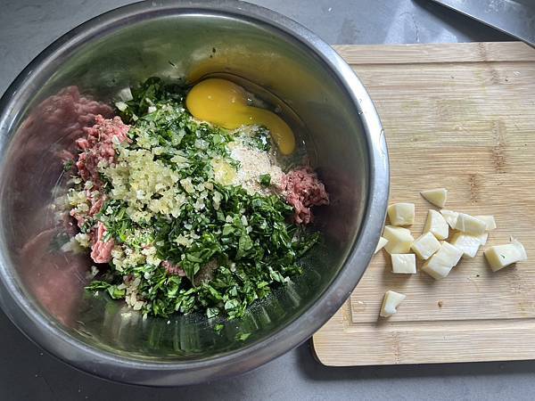 了所有材料備妥要開始包肉丸子.jpg