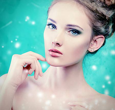 奢華的保濕定妝革命：喚醒肌膚潤澤奇蹟的魚子多肽水精靈