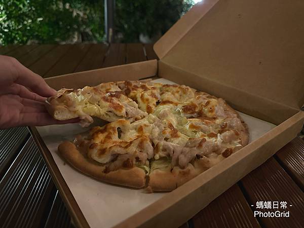 竹北高鐵美食 pizza shalom 窯烤披薩 鹽烤六兩 高麗菜松阪豬比薩.JPG