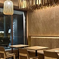 新竹美食 巨城周邊餐廳 米線 蔬果壽司 下午茶推薦 八二親食 內用環境2.JPG