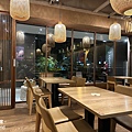 新竹美食 巨城周邊餐廳 米線 蔬果壽司 下午茶推薦 八二親食 內用環境.JPG