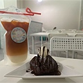 聊夏甜品 竹北貓咪咖啡廳推薦  新竹高鐵站美食 寵物餐廳 下午茶甜點 冰火布朗尼 泰奶.JPG