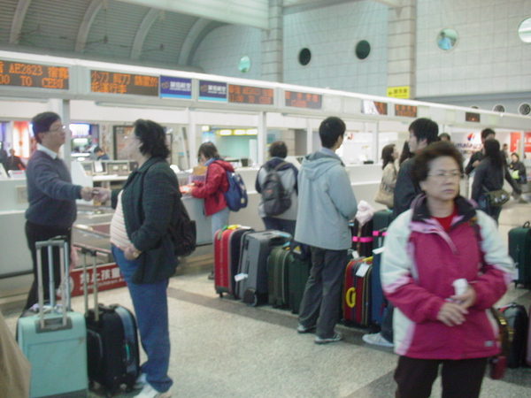 高雄機場華信航空櫃台前