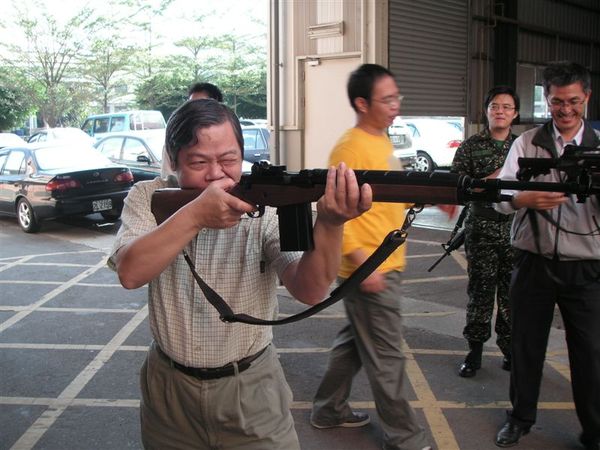 陳忠誠主任射擊ing