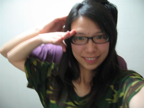 所以跟某人借阿兵哥衣穿~有背後靈耶！