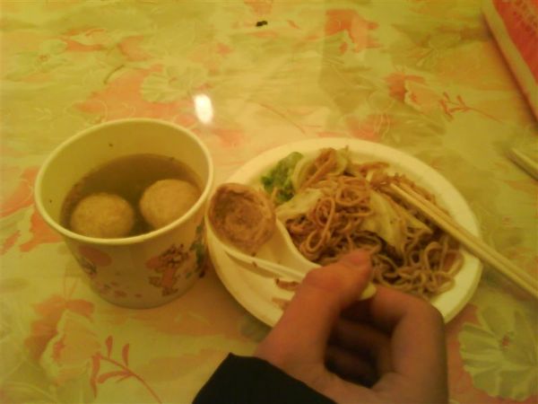 今日午餐_炒麵+貢丸湯