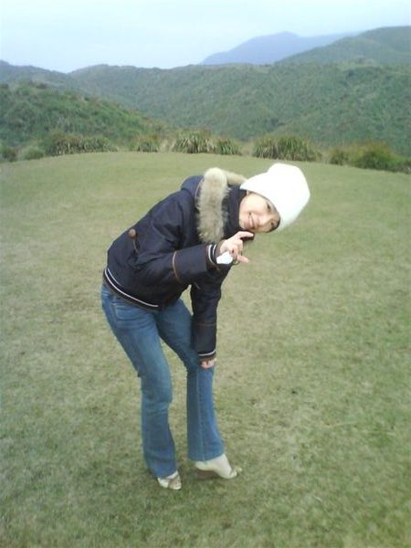 依然健步如飛~穿高跟鞋爬山比走平地快耶~怪了