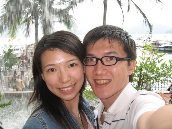 為了拍這張，某人把他的咖啡打翻了