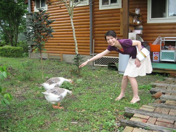 他們應該是夫妻~老婆都會在後面跟著老公走