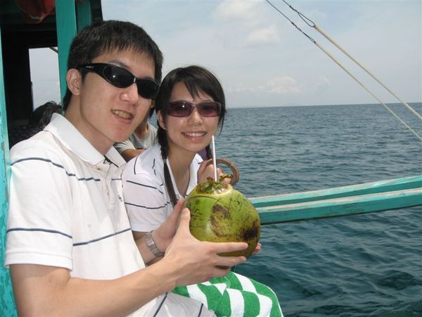 跟海上小蜜蜂買的椰子~好大好重好多汁