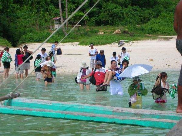 一樣不能靠岸~所以要涉水過去