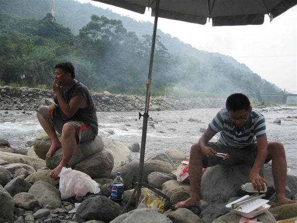 這兩傢伙不敢下水~躲在岸邊裝忙要烤肉
