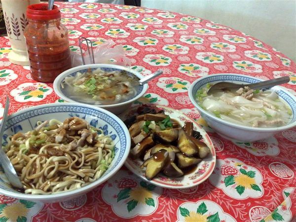 這是今天的中餐，男人吃乾麵跟湯，我吃板條