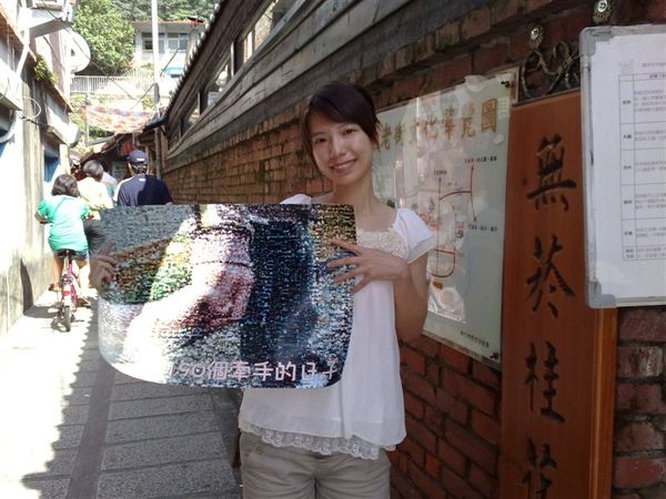 拿著給男人的禮物拍照