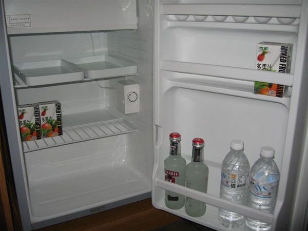 冰箱飲料有冰火跟蔬果汁還有水