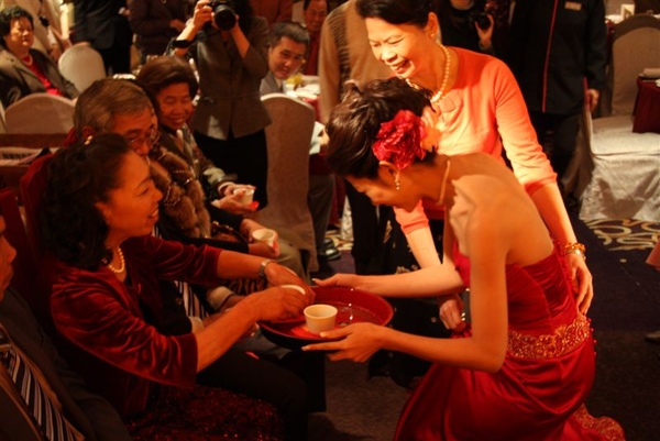 向婆婆奉茶
