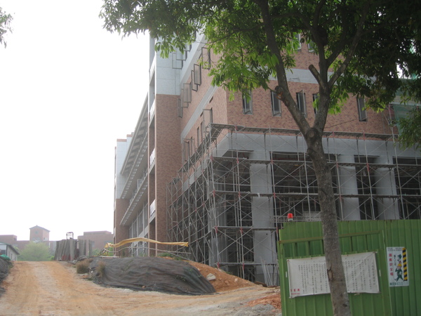 兩棟興建中：室內溫水游泳池+室內體育館