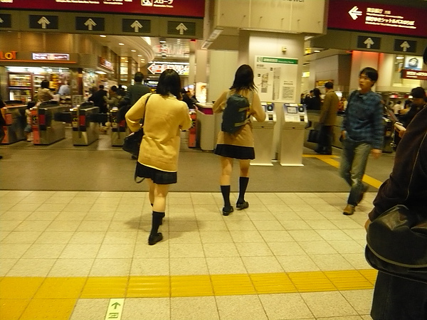 女學生的標準穿著與書包背法