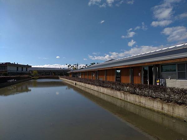 宜蘭礁溪景點【甲鳥園】下雨天也可以在室內餵鴨鴨喔！五星級清水