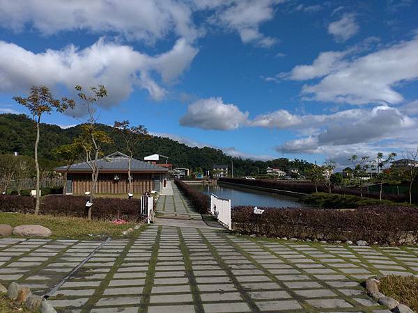 宜蘭礁溪景點【甲鳥園】下雨天也可以在室內餵鴨鴨喔！五星級清水