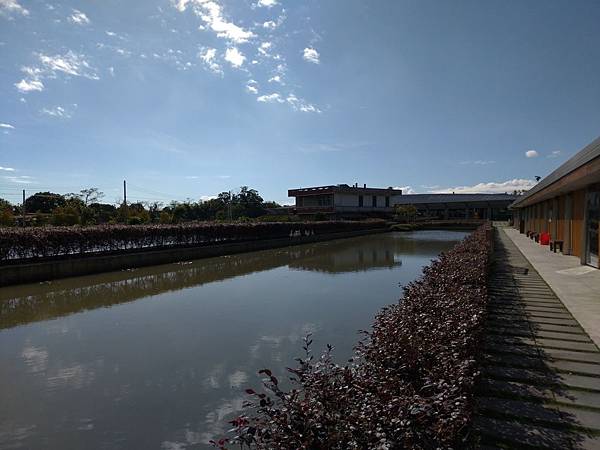 宜蘭礁溪景點【甲鳥園】下雨天也可以在室內餵鴨鴨喔！五星級清水