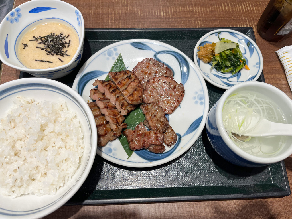 東京美食| 平價牛舌ねぎしNEGISHI，厚切薄切牛舌 碳烤