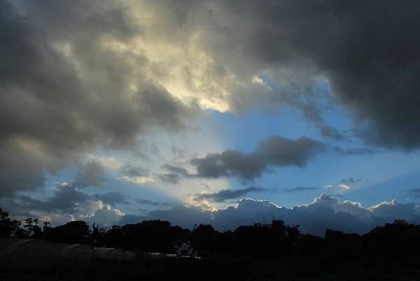 颱風來前的夕陽