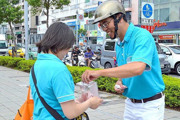 2012-8-18志工街頭募款