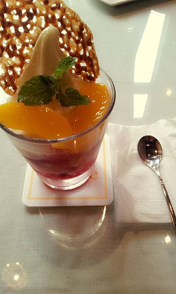 蜜桃白巧克力聖代杯 Peach & White Chocolate Parfait with Soft Cream