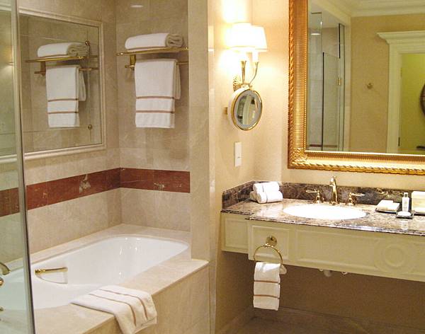 華麗大浴室全用大理石裝飾