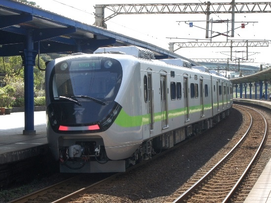 EMU916 八堵通過.jpg